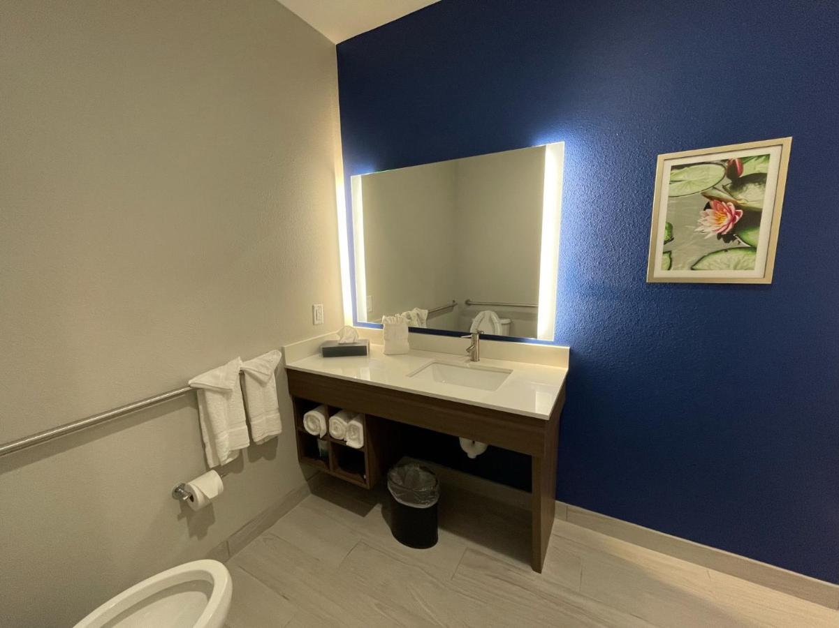 La Quinta Inn & Suites By Wyndham Valdosta Room photo