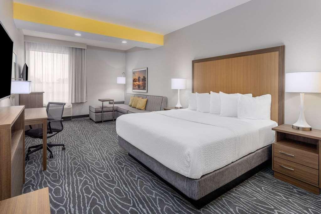 La Quinta Inn & Suites By Wyndham Valdosta Room photo