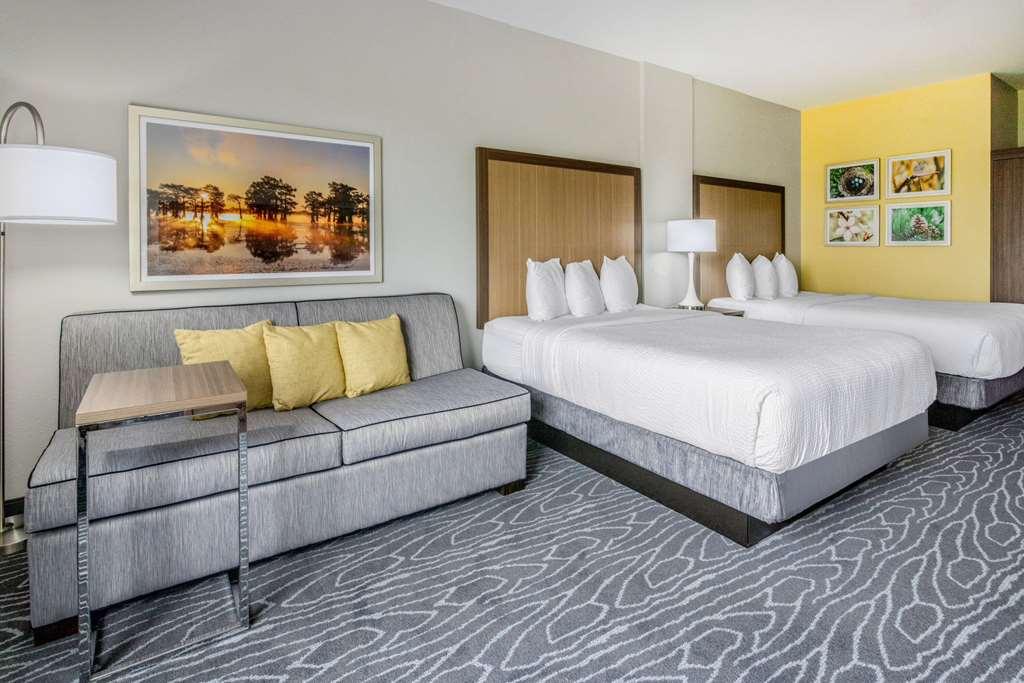 La Quinta Inn & Suites By Wyndham Valdosta Room photo