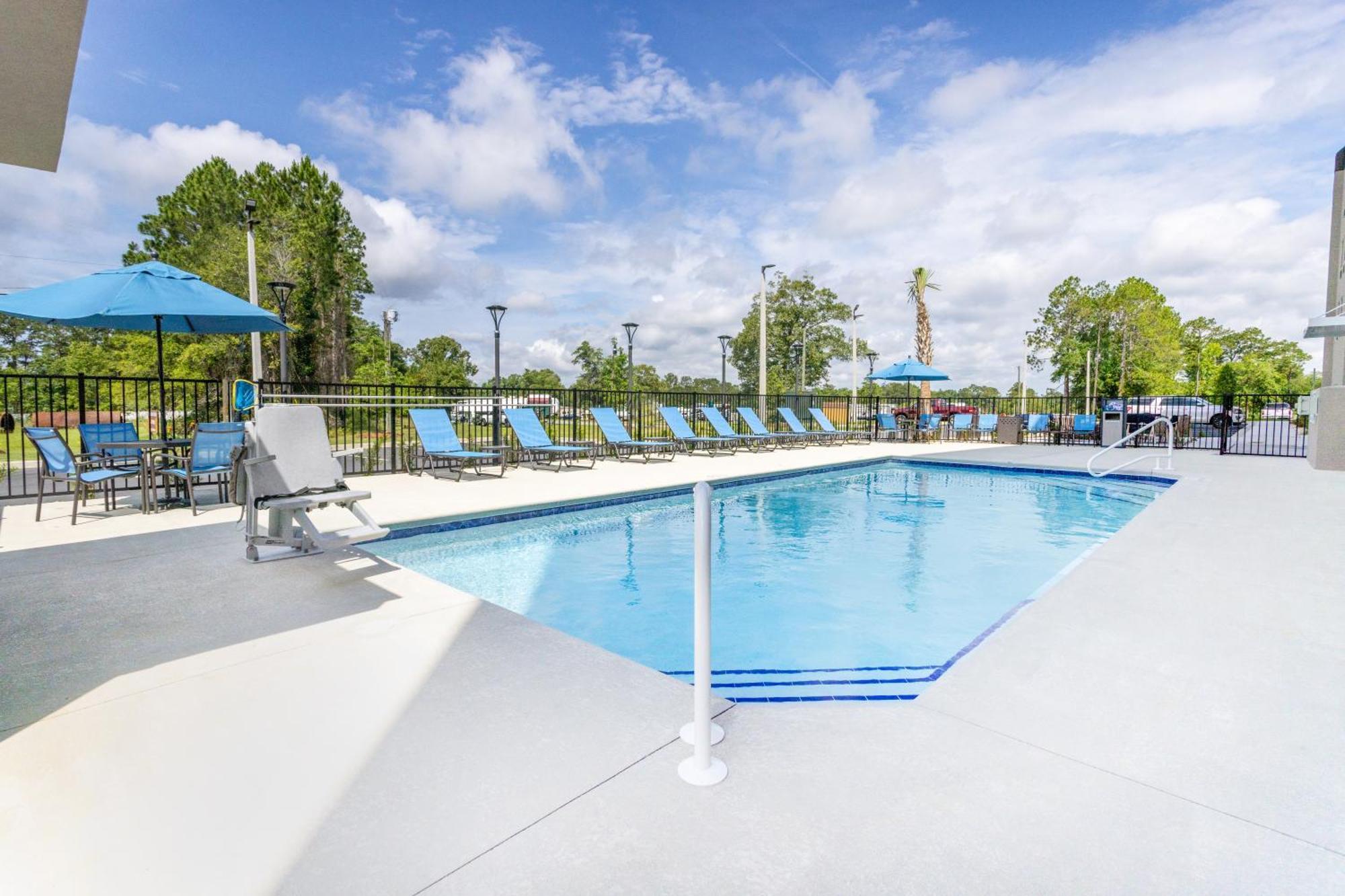 La Quinta Inn & Suites By Wyndham Valdosta Exterior photo